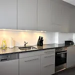 Cosy - 2 Bedrooms & Free Parking - *