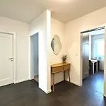 Cosy - 2 Bedroom & Free Parking - Апартаменты