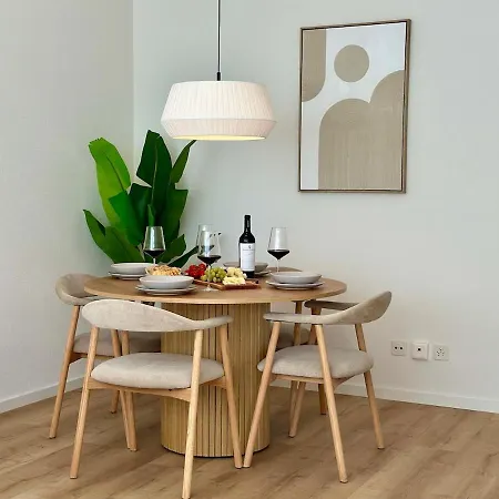 Cosy - 2 Bedrooms & Free Parking -