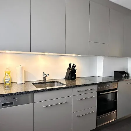 Cosy - 2 Bedroom & Free Parking - *