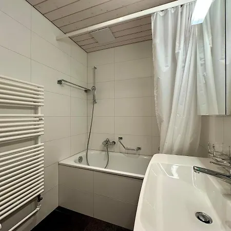 Cosy - 2 Bedrooms & Free Parking - Daire *