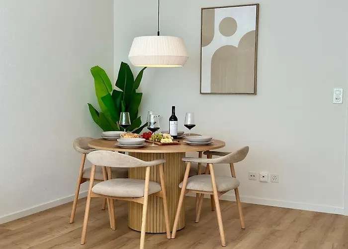 Cosy - 2 Bedroom & Free Parking -